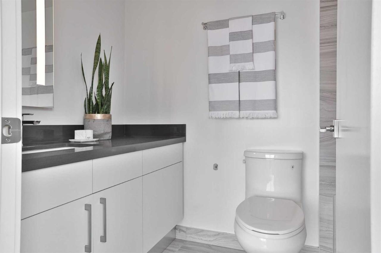 2 Bedroom Plus Den Condo Toronto Eksteriør billede